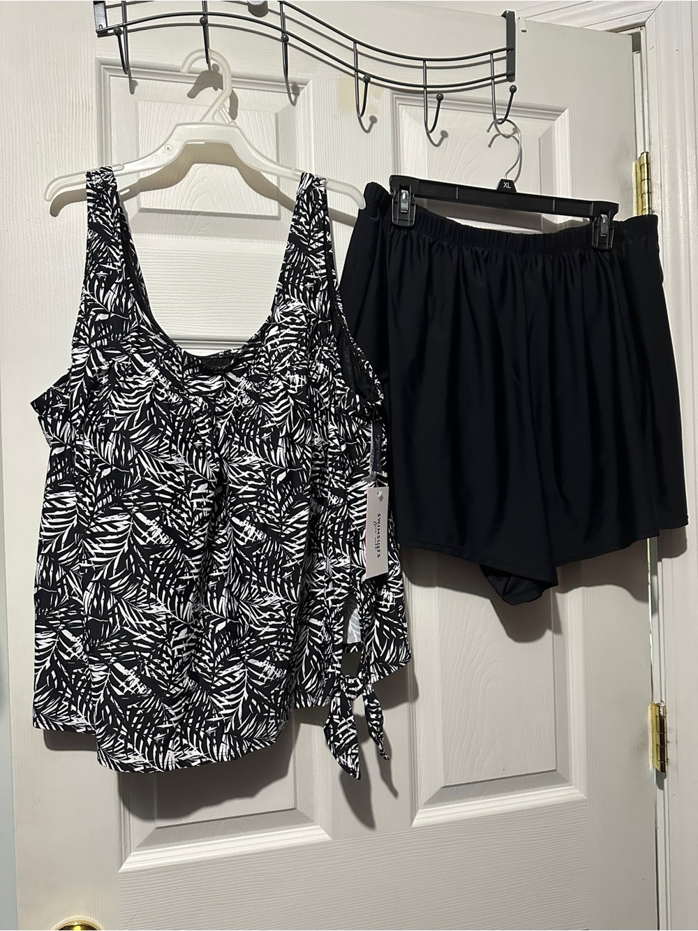 Size 20 Black/White Leaf Print Tankini side tie Top with Black Swim Skort